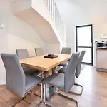 - Monkbar Mews Apartment