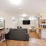 - Monkbar Mews Apartment *