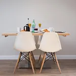 - Monkbar Mews Apartment *