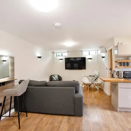 - Monkbar Mews Apartment *